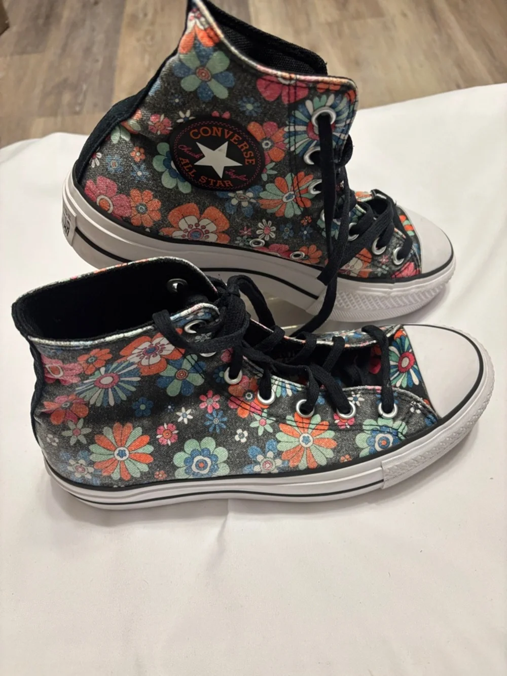 Converse Women’s size 8 Black Floral High-Top Sneakers with Multicolor Flowers - Picture 1 of 7